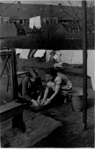 De was doen in de tuin. Vught, 1947