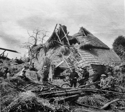Stormramp trekt toeristen (foto: bezoekers van buiten bezoeken Langenboom na de stormramp, augustus 1925, collectie BHIC nr. 1698-000004)