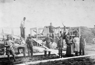 Wederopbouw door militairen bij het Oventje, Zeeland 1925 (foto: fotograaf onbekend/Willem Keeris, collectie BHIC nr. 1698-000017 )