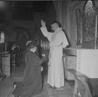 Een priester met (vermoedelijk) zijn ouders, priesterwijding Abdij Berne. Heeswijk, 1953