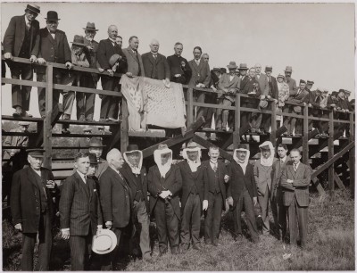Opening eerste Bijenmarkt gehouden op het Gem. Sportpark op 20 september 1928 door burgemeester Vonk de Both