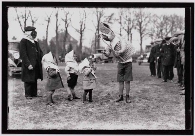 Een aantal kinderen in beschermende kleding met de pop van St. Ambrosius. Tilburg, 1933