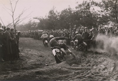 Scheuren door de bochten tijdens de motocross in Sint Anthonis, ca. 1957