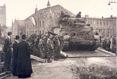 Engelse tank op de Bailybrug, Sint-Michielsgestel 23 oktober 1944 (foto: fotograaf onbekend, collectie BHIC nr. FOTOSM.3134) 