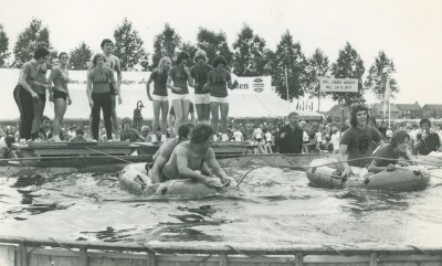 Televisieopnames voor Het Spel zonder Grenzen, met rechts in beeld presentator Dick Passchier. Mill, 1977