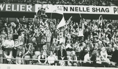 Een tribune vol publiek tijdens de Zeskamp. Mill, 1974
