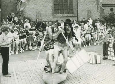 Tijdens de Zeskamp (bijschrift: Olifante van Troje). Mill, 1977