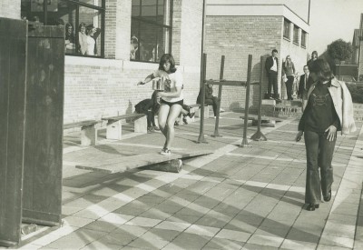 Een spel tijdens de Zeskamp. Mill, 1973
