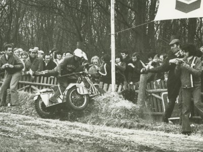 Een motor met zijspan botst tegen een hooibaal langs de kant van de baan. Sint Anthonis, 1973