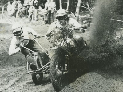 Een motor met zijspan bij de motorcross. Sint Anthonis, jaartal onbekend.