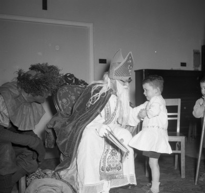 Sint op bezoek bij kindertehuis Huize Sint Agnes. Uden, 1956