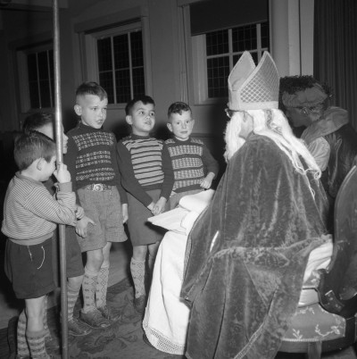 Sint op bezoek bij kindertehuis Huize Sint Agnes. Uden, 1956