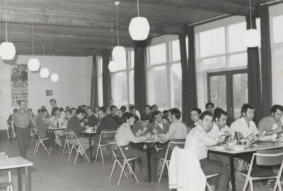 Spaanse gastarbeiders aan de maaltijd, Schijndel (foto: beeldcollectie Jansen de Wit, collectie BHIC nr. 1906-001206)