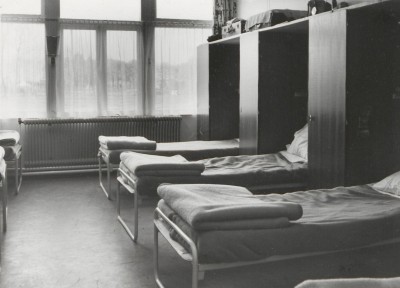 Slaapruimte met zes bij bedden voor Spaanse gastarbeiders (foto: beeldcollectie Jansen de Wit, collectie BHIC nr. 1906-001534) 