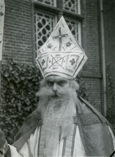 Een sinterklaas met een bijzondere mijter en baard. Berlicum, ?