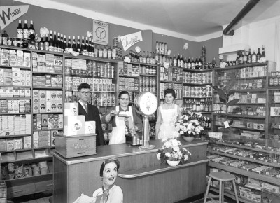Interieur van Zwanenberg winkel, Nuland 1958 (foto: Fotopersbureau Het Zuiden, collectie BHIC nr. 1657-000336)