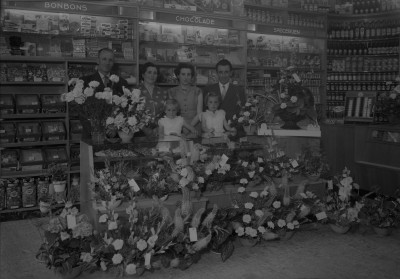In de winkel van Zwiers (later van Van Boxtel), Oss 1956 (foto: Fotopersbureau Het Zuiden, collectie BHIC nr. 1659-000205)