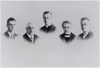 Gezin Van de Lisdonk met zoon Ad, priester, net iets boven de rest. Hilvarenbeek 1930 (fotograaf onbekend, collectie Regionaal Archief Tilburg nr. 46045) 