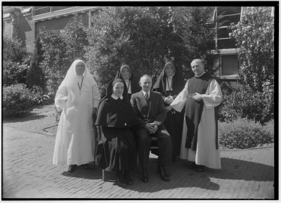 Vader Houben met vijf kinderen in het klooster. Tilburg 1952 (foto: Fotopersbureau Het Zuiden, Regionaal Archief Tilburg nr. RAT 50950) 