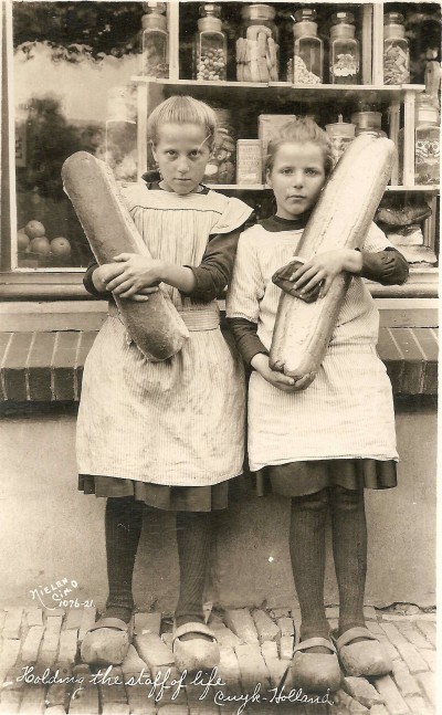 Meisjes met broden voor een kruidenier, Cuijk ca. 1921 (foto: Andries Nielen, collectie BHIC nr. DCVAR-000873) 