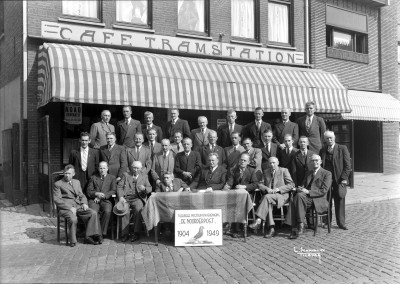 Postduivenvereniging Noorderpost, gefotografeerd ter gelegenheid van het 45-jarig bestaan