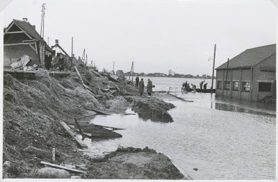 De afrit Slobbegorsedijk-Potenblokseweg nabij het buurtschap Zevenhuizen, Heijningen 1953 (foto: Fotopersbureau Het Zuiden, collectie West-Brabants Archief nr. RAW014009371) 