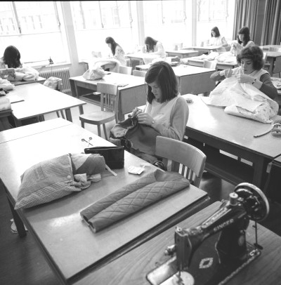 Naailokaal in de R.K. Huishoudschool oftewel de Molenbeemden