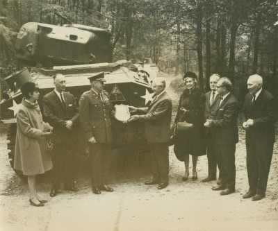 Tank met scheve geschutskoepel. Overloon, 1968