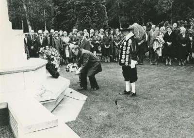 Dodenherdenking bij het museum. Overloon, 1982