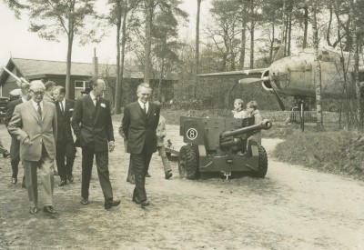 Prins Bernhard en anderen in het museum. Overloon, 1971