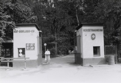 De ingang van het Oorlogsmuseum aan het Museumpark. Overloon, 1990