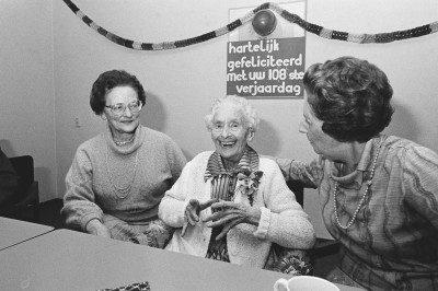 Mevrouw de Jong-Stenten wordt 108 jaar, Roosendaal 1984 (foto: Thom van Amsterdam, collectie West-Brabants Archief nr. AM05318-6)