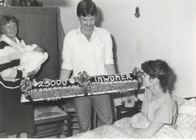 foto: Feestkoek voor 25000e inwoner Veghel 1982 (foto: Harry van Liempd, collectie BHIC nr. BHC001023366)
