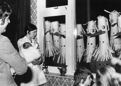foto: 20.000 Inwoners: 'Ooievaarsgilde' (kinderen verkleed als Juffrouw Ooievaar) komt bij gezin vd Oetelaar, Boxtel 1972 (foto: fotograaf onbekend, collectie BHIC nr. 1901-005850)