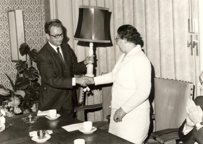 foto: 25-jarig dienstjubileum mej. Van de Mosselaar bij het gemeentehuis. Veghel 1970 (foto: Harry van Liempd, collectie BHIC nr. BHC001020243)