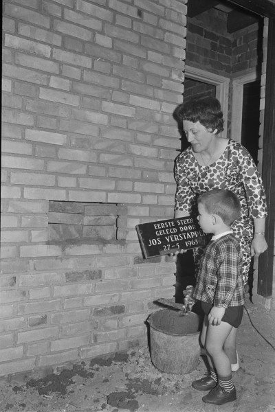 foto: Eerste steenlegging cafe, Nuland 1963 (foto: Het zuiden, collectie BHIC nr. 1657-0007730