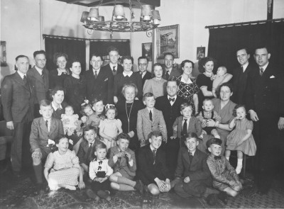 Jongens met korte broeken tijdens een viering van een 40-jarige bruiloft. Vught, 1947