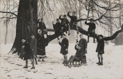 Jongens in korte broek met kousen, klaar voor een sneeuwballengevecht. Boxtel, ca. 1934-1936