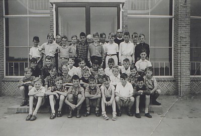 Een schoolfoto uit de jaren 50, waar alle jongens een korte broek dragen. Grave, 1954