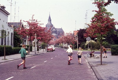 Jongens in korte broek met kousen. Vught, 1971