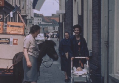 Bezorging met een ponywagen, Kruisstraat jaren 60 (Filmstill uit: J. Brekelmans, collectie BHIC nr. BREKEL-16)