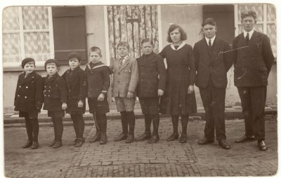 Het gezin van der Made, met de jonge jongens in korte broek met kousen eronder. Made, 1931