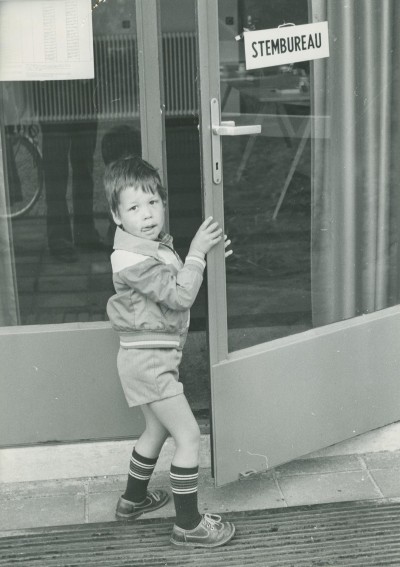 Een jonge bezoekers op het stembureau. Stevensbeek, 1979
