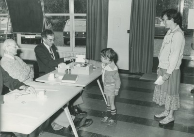 Kind biedt stemkaart aan bij verkiezingen.