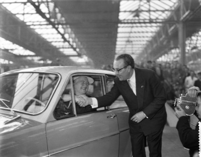 Truus Smulders krijgt de eerste DAF personenauto cadeau, Eindhoven 1959 (foto: J. van Bilsen/Anefo, collectie Nationaal Archief nr. 2.24.01.04-910-2387)