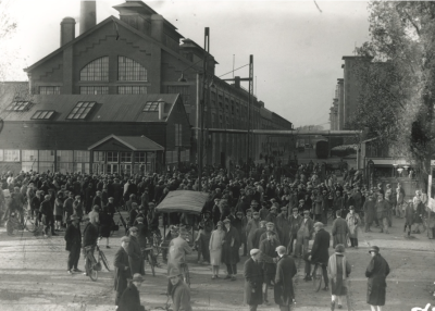 Het uitgaan van de Philips glasfabriek aan de Glaslaan, ca. 1930