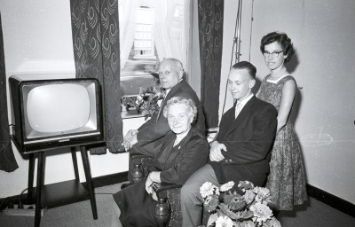 De familie Oomen en hun televisie, Vught 1959 (foto: Fotopersbureau Het Zuiden, collectie BHIC nr. 1634-015603) 