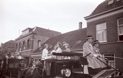De vier televisieomroepsters op de koets, Vught 1959 (foto: Fotopersbureau Het Zuiden, collectie BHIC nr. 1634-015607) 