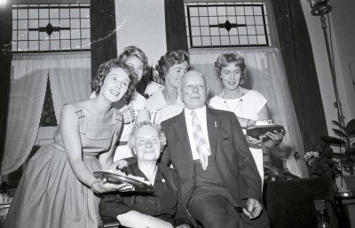 Het echtpaar Oomen en de tv-omroepsters, Vught 1959 (foto: Fotopersbureau Het Zuiden, collectie BHIC nr. 1634-015612) 