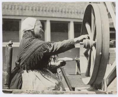 Spoelster Mieke Mutsaers, Tilburg 1929 (foto: fotograaf onbekend, collectie Regionaal Archief Tilburg nr. 37449)